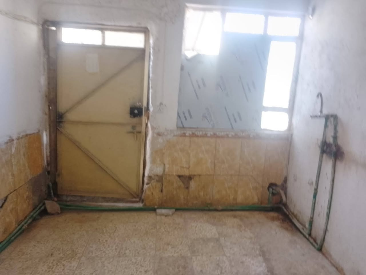 بيت للايجار شارع المطار القديم قرب صيدلية الالفة يبعد عن الشارع تقريبا 6 بيوت 
يتكون من مطبخ وصالة وغرفة وصحيات 
بسعر جدا مناسب لايتجاوز ال120
الف من يرغب في سكنة يرجى الإتصال على الرقم التالي ***********
لايتم الرد ع التعليقات لان الجهاز بيد امرة مسنة كبيرة في العمر
