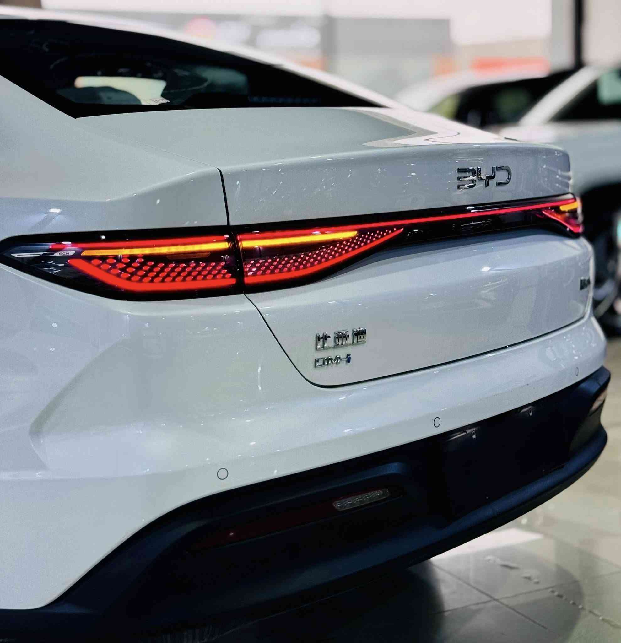 ﷽

‎(مجموعة شركات فراس الحمداني اربيل شارع ١٠٠ م )

BYD SEAL 05
ويل اسود

الموديل : 2025

اللون : ابيض 

السعر : 11,500 $$

المسافة المقطوعة : صفر كيلو متر ( زيرو )

حجم المحرك : 4 سلندر ( 1،5L )

محرك هجين ( بانزين - هايبرد - كهرباء )

نسخة DM-i

بدون رقم ترقيم شمالي ( اربيل - سليمانية - دهوك )

المواصفات : 

بصمة - كارت 
بصمة تغشيل عن بعد
بصمة باب
ويل كب كروم 
لايت زينون
اشارات ليد
اشارات مري
شاشة لمس
كشنات جلد لون ابيض
كير شكل جديد ( شخاطة )
هاند بريك اوتوماتيك
كاميرا خلفية
حساسات خلفية
وبقية المواصفات المعروفة 

العنوان : 

اربيل شارع 100 م مقابل الشركة العامة لتجارة المواد الغذائية 

للاستفسار والاتصال على الارقام التالية :

‎ابو علي  
***********
***********

حواس 

***********
***********

زيد 

***********
