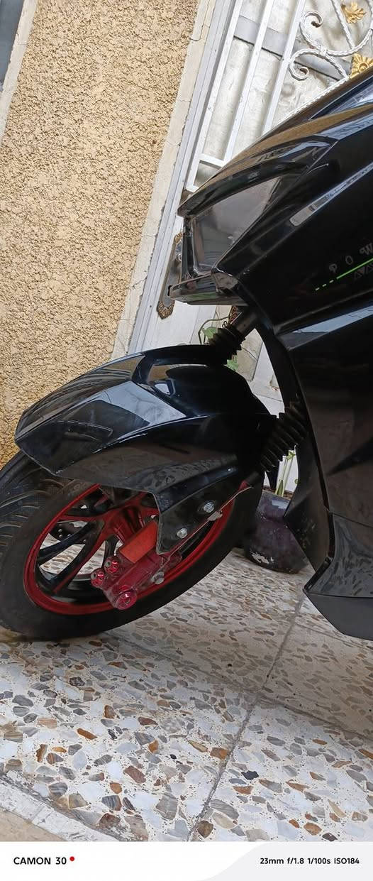 السلام عليكم ورحمه الله وبركاته
دراجه شحن نوع سكنس فول مواصفات ملفها 2500 بطاريات عدد سته كل بطارية 32 امبير سرعتها 70 حقيقي دراجه ما ماشيه هواي نضام البك و بلوتوث بريكات مضبوطه كذالك البطاريات ما متعوبات نضافه فول 
الاستفسار عبر الرقم ***********
مكاني بغداد
