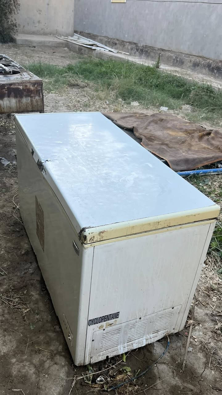 اغراض كافتريه للبيع 

1-شاشه عدد 2 وحده بيه 12بورد وثانيه 30بورد وعندي صوره الها من تشتغل
طباخ 3عيون مال تكلاه
مجمد 
كريل بركل
طوس .بلانكوات
براد 
مكاني حله 
***********
