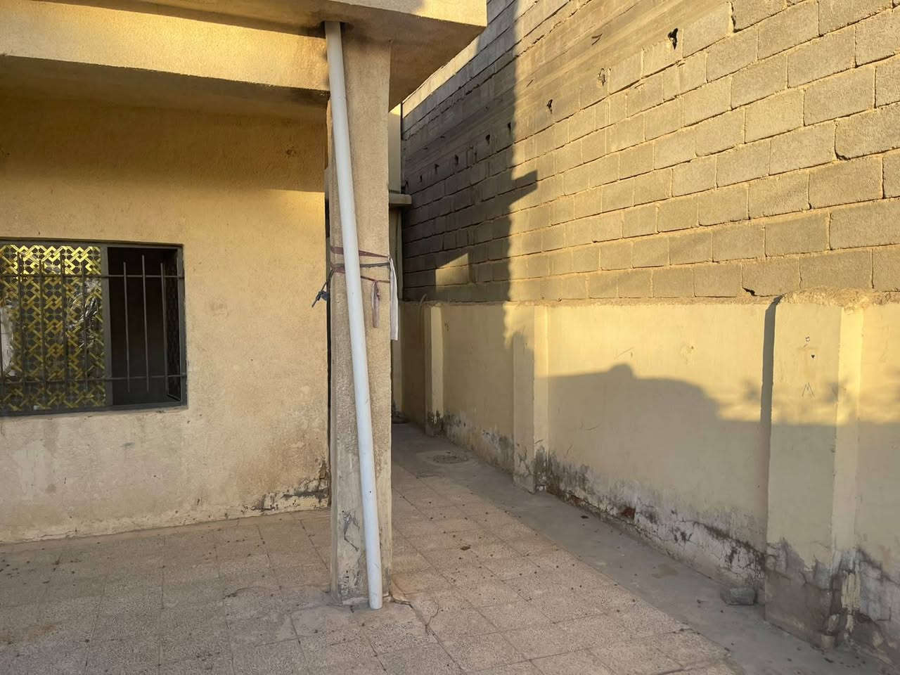 #بيت قديم بسعر قطعه للبيع كاطون الرحمة خلف مدرسة الأصمعي مساحة 240 متر🌴 6868 رقم العقار 
#لمعرفه السعر اكتب رقم 3
***********
