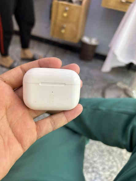 سلام عليكم 
ايربود الاصلي الاصلي تجي تفحص بيدك 
مكاني بغداد الكاظمية 
***********
