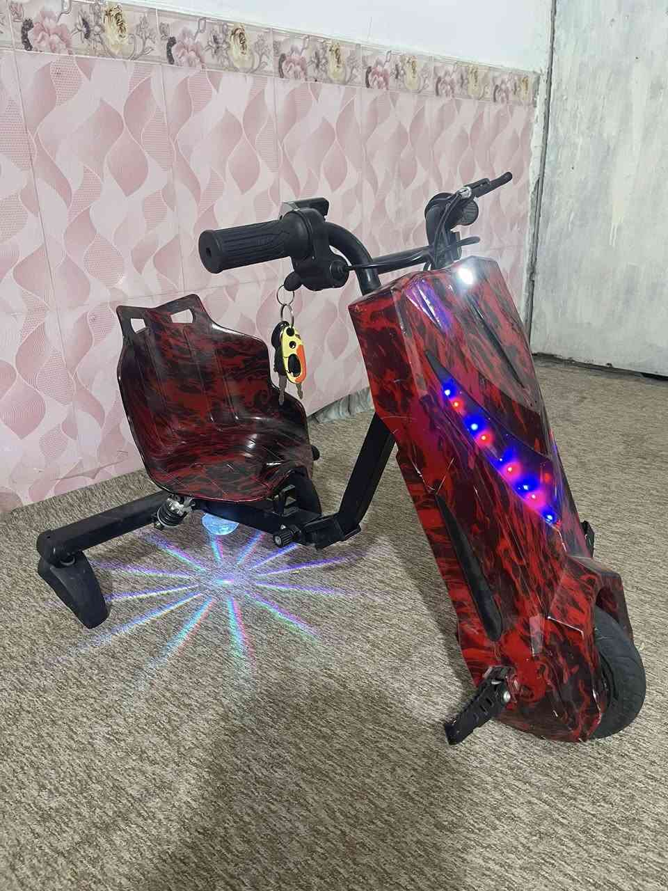 🔋 سكوتر درفت شحن - الحجم الكبير (قابل للتكبير والتصغير)
🔹 يتحمل وزن أكثر من 100 كيلو 🏋️‍♂️
🔹 بطارية ليثيوم قوية 🔋 (أفضل من البطاريات العادية)
🔹 مزود بـ دبلات ⚙️
🔹 إنارة LED أسفل المقعد 💡
🔹 يحتوي على هورن (بوق) 📣
🔹 تحكم سرعة بـ 3 سرعات مختلفة ⚡⚡⚡
السعر الواحد ١٢٥ وبي  مجال قليل


**إذا كنت صاحب هذا الإعلان وتريد حذفه لأي سبب، رجاءا أرسل رسالة إلى الدعم الفني**