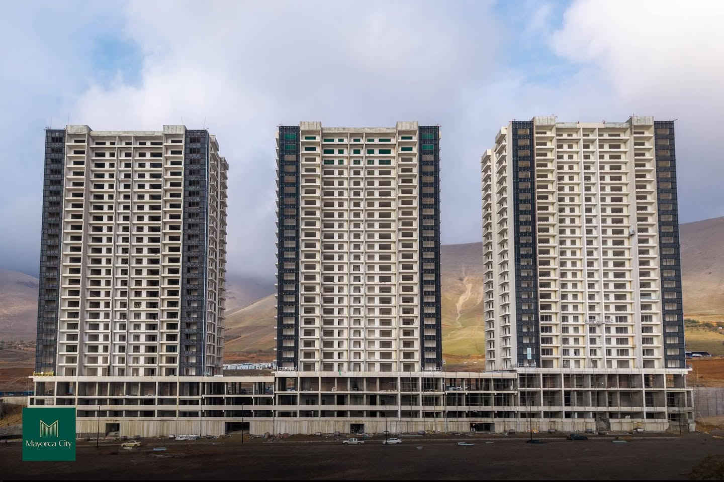 "مایۆرکا سیتی دوای باران تابلۆیەکی دڵڕفێنە! لە بۆنی خۆشی خاک و سەوزاییەوە تا بریقەی شەقام و باڵەخانە بەرزەکان، ئێرە لە هەر ساتێکدا تام و چێژی تایبەتی خۆی هەیە و سیمایەکی بێوێنە دەبەخشێت."

مایۆرکا سیتی، جوانییەک لە دڵی سروشتدا
بریکاری فرۆشتن
مامۆستا نجم الدین
***********
***********
