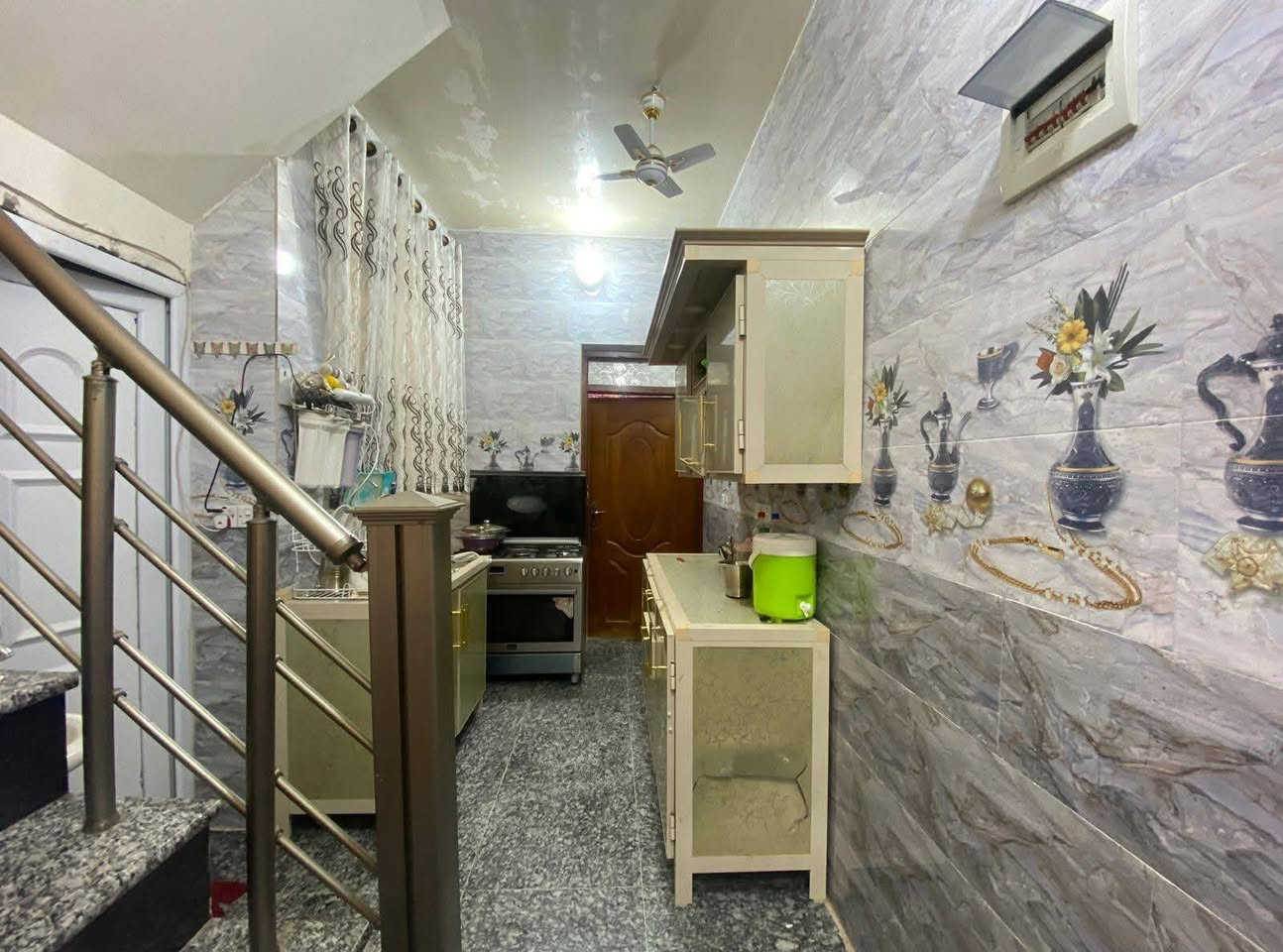 دار للبيع... 
تفاصيل العقار الأساسية 🏠الميزة التفاصيل

المساحة الكلية 50 متر 
الأبعاد واجهة 5 متر × نزال 10 متر
حالة البناء جديد ونظيف (جاهز للسكن)

الموقع بغداد - الكرخ - حي الجهاد (الفرات/الهياكل)التصميم الداخلي 🚪
​غرف النوم: عدد (2) بوضعية مريحة.
​الاستقبال والصالة:
 مساحات مستقلة للضيوف وللعائلة.
 مطبخ متكامل، مجموعة صحيات، ومنور للتهوية والإضاءة الطبيعية.

​المميزات الجغرافية 📍
​مجاور لـ مطار بغداد الدولي.
​قريب جداً من الهيئات التعليمية (جامعة المشرق وجامعة البيان).

​منطقة مخدمة وهادئة.

​للتواصل والاستفسار 📞

​عبر الواتساب: ***********

​للاتصال المباشر: ***********

