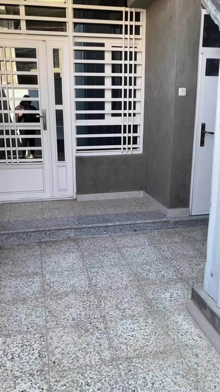 شقتين لايجار طابق ارضي او طابق ثاني وحدة معزولة عن اختها مساحتها ٧٢ متر قطاع ٥٥ خلف مستشفى الشهيد الصدر الاستفسار *********** كما موضح في الفيديو الطابق الارضي
