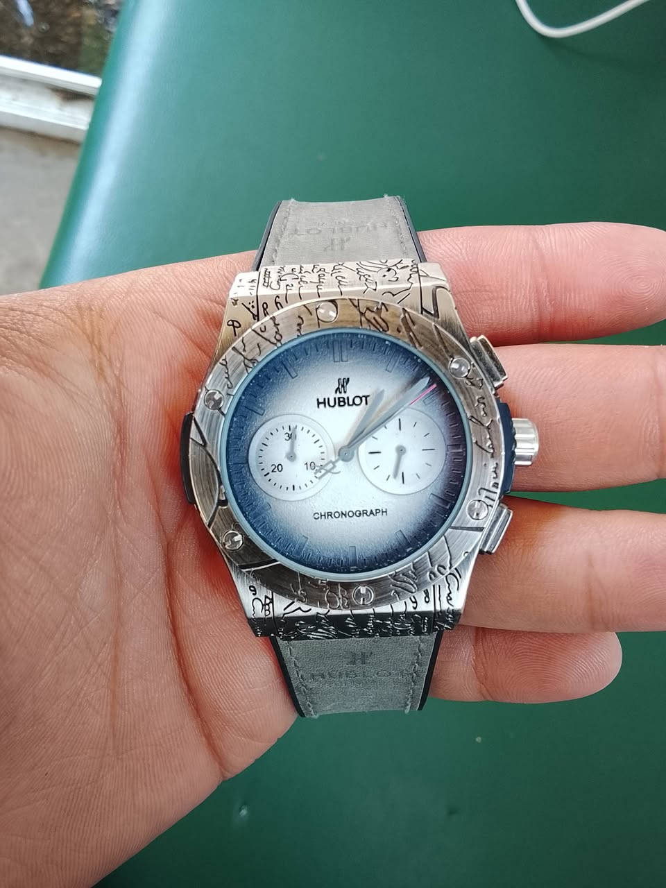 السلام عليكم  ساعة هابلوت Hublot (كوبي ماستر) مستعملة بنضافة 70% شغالة بل كامل (للبيع) توصل ***********
