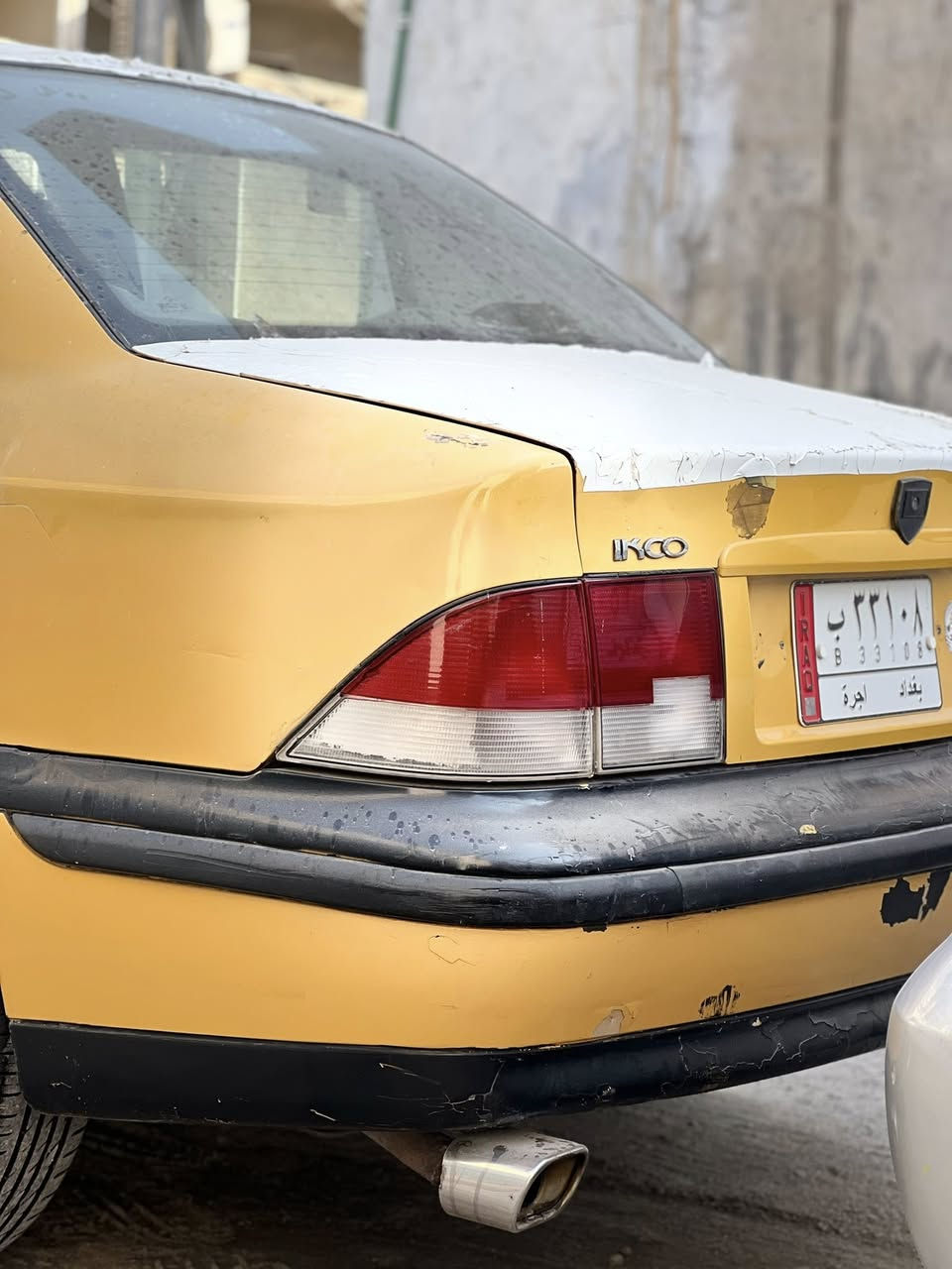 السلام عليكم اخوان سمند 2011 السياره مصفره هيئه تخم تاير كوري جديد منضومة زنون تبريد جديد باتري جديد الياخذها احوله رقم انكليزي واجددله سنويه مباشر  ونسويتها الحالية لل٢٧ السياره بيها ملاحظة بسيطه محرك كايم قبل يومين وعفتها ع وضعها … رايدها ب٢٧ ورقه 
السيارة نظيفة ورزنه وبالعافيه على الياخذها مكانها كربلاء 
الاتصال على الرقم ***********
