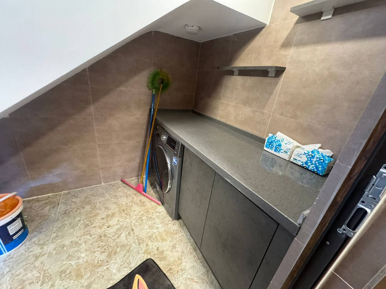 للبيع بيت مساحة ٥٠متر موثث كامل يحتوي على صالة ومطبخ وخدمات عدد ٢وغرف نوم عدد ٣ طابقين ونص موقعة حي الجهاد خلف شارع ٦٠مباشر 
للاستفسار الاتصال 
***********
