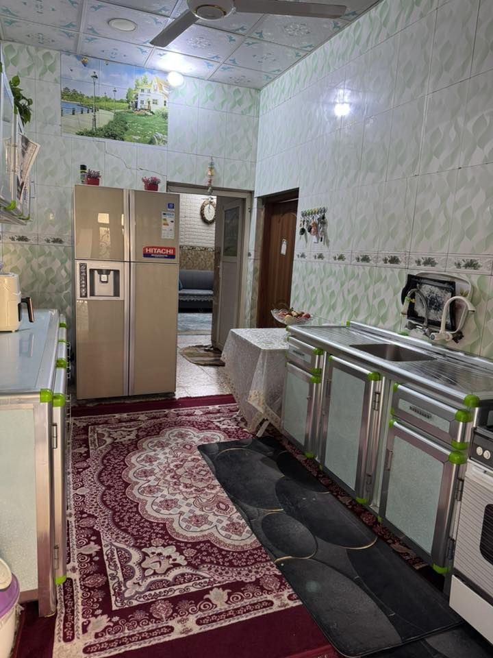 دار للبيع المساحة 130م زراعي الموقع حله حي الامام قرب المركز الصحي يحتوي الدار على غرفه نوم وصاله وكليدور ومطبخ وصحيات السعر 80 وبي مجال للشراي فقط للاستفسار ***********
