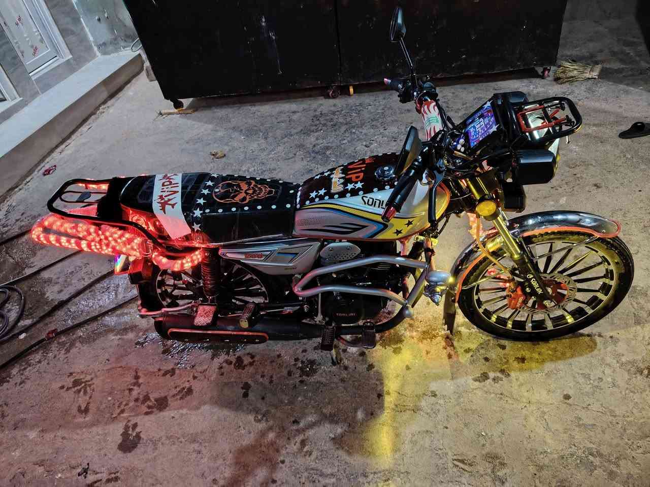 سلام عليكم دراجه زنجيل محرك 200 موديل 2024شكل 2025 دراجه نضيفه *********** هاذ رقم تلفوني الشراي يتواصل وياي واصلت 925وبي مجال
