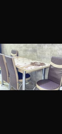 طاولة طعام • ٤ كراسي • جلد متضرر