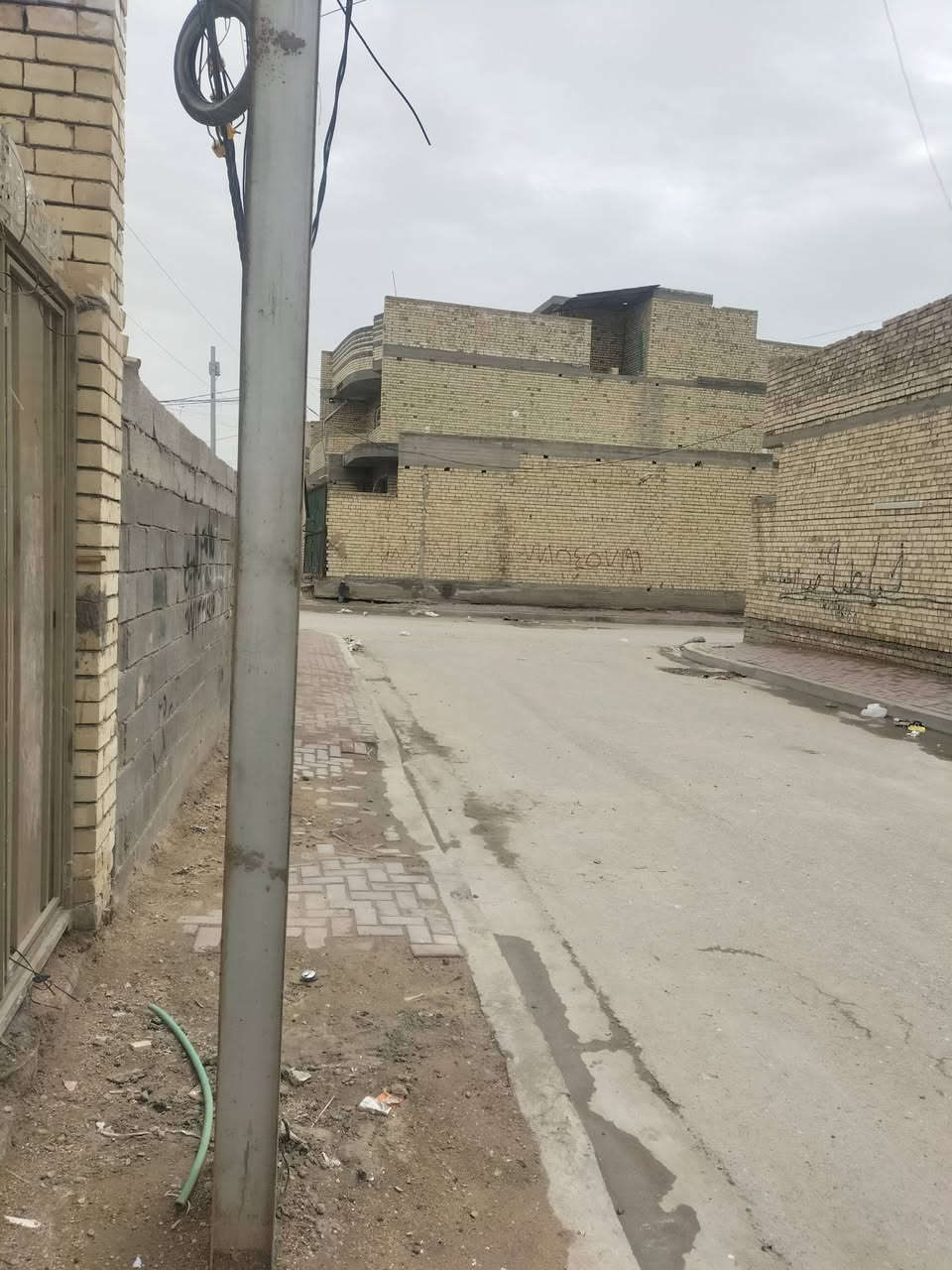 بيت في حي كوفه قريب من دلالية السيد فرع الصيدليه ثاني فرع على يمنه ثاني بيت على ركن مساحه120 الوجه6 ونزال20 السعر على الخاص او الرقم ***********
