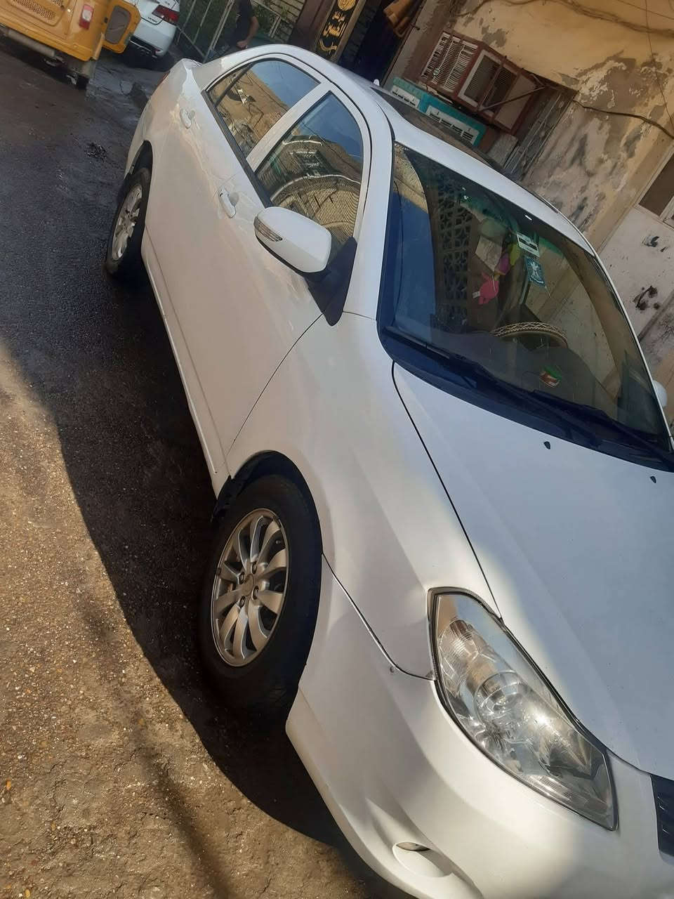 السلام عليكم عندي بي وايدي الون ابيض بغداد بسمي السياره بيه جاملغ أمامي مبدل وبيه الجاملغ الخلفي طخه خفيفه ومعدل على البارد تبريد شغال بارد السياره مكفول  السعر 53 وبيه مجال  الرقم ***********
