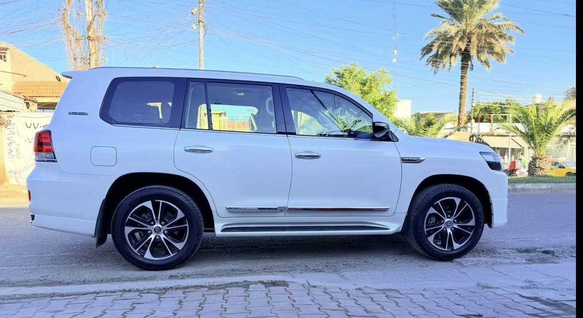 السلام عليكم
لاندكروز بحريني  2021 باب اول مكفولة كفالة عامه من الصبغ والضربه فول 1/1
مواصفاتها 
كشن 3حركات
حساسات اماميه خلفيه
3شاشات
جنطه كهرباء
داخل قرميدي
السعر 570 وبيها مجال بسيط 
للاستفسار الاتصال 
***********
