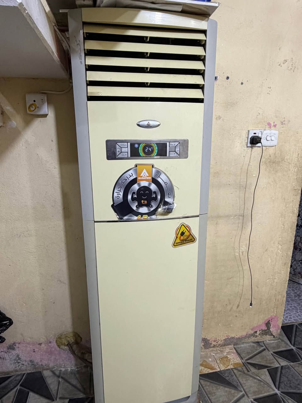 سبلت طنين وربع باب لاول 
لحافظ شرط لفحص 
نظافتة 90‎%‎
قطعه لخارجيه شغاله 
للاتصال *********** عمارة, ميسان
