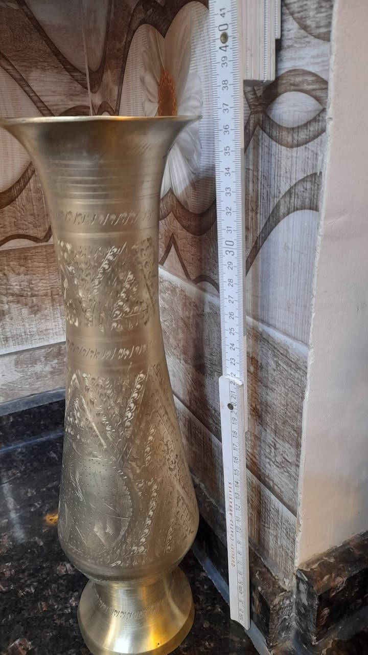 🔸 الخامة: نحاس محفور
🔸 اللون: ذهبي معتّق
🔸 الارتفاع التقريبي: حوالي 40 سم (حسب الصورة)
🔸 الحالة: مستعملة بحالة جيدة جدًا مع تعتيق طبيعي جميل
🔸 الاستخدام: مناسبة للورود الجافة، أو كقطعة ديكور فاخرة للمجالس والمدخل
قطعة مميزة لعشّاق التحف والديكور التراثي، تضيف لمسة دفء وفخامة لأي مكان 🌿
للتواصل على الخاص يتوفر خدمة توصيل


**إذا كنت صاحب هذا الإعلان وتريد حذفه لأي سبب، رجاءا أرسل رسالة إلى الدعم الفني**