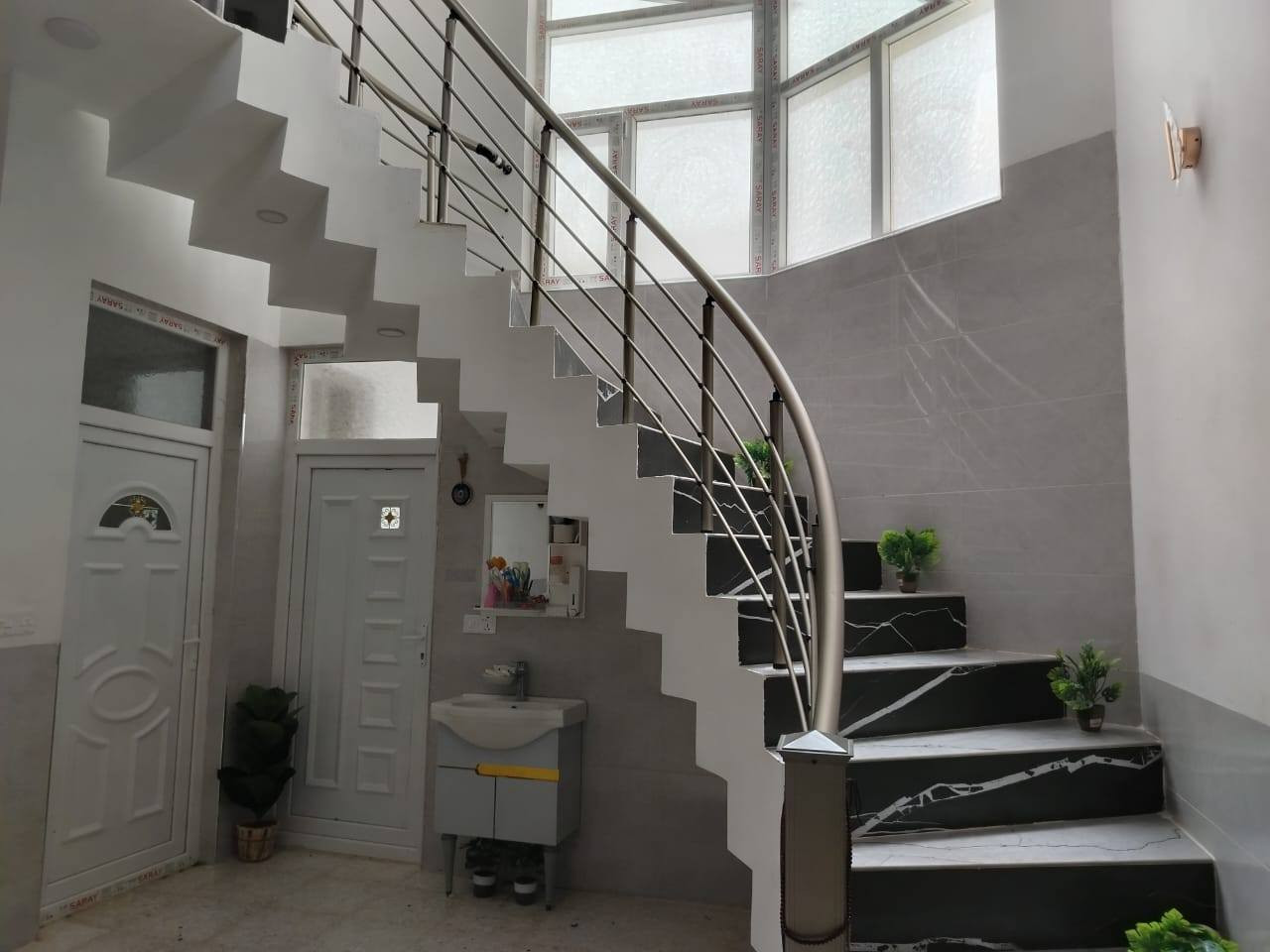 دار للبيع المساحة ٢٠٠ متر بناء طابوق ٥ غرف نوم واستقبال ومطبخ وصالة الموقع الكاطون قرب مكتب بيروت للاتصال على رقم ***********
