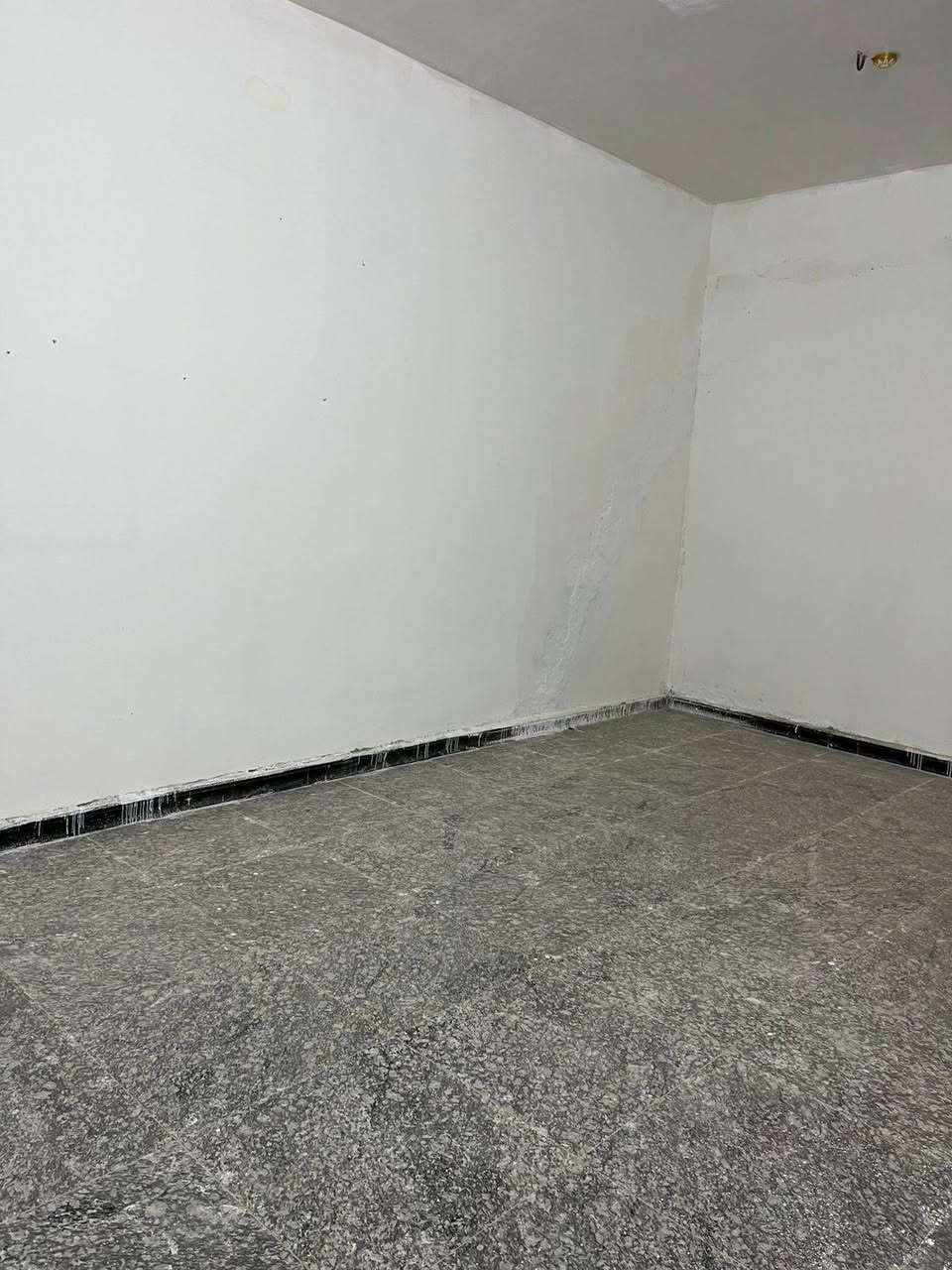 📢 اعلان 📢📢 اعلان 📢 
       👇               👇
⚜⚜ للبيع ⚜⚜ للبيع ⚜⚜
🏠 دار سكني  طابو صرف 🏠 
📐 المساحة ١٢٥ متر📐 
🌍 الموقع / الحلة / حي الجزائر / خلف محطة وقود ابو عجاج  
📏 الواجهة ٦ وربع متر والنزال ٢٠ متر 
🏤 يحتوي على 🌺 ٢ غرف نوم 🌺 صالة 🌺 مطبخ 🌺 هول 🌺 مجمع صحيات  🌺 كراج 🌹
🛑 الدار مسحوب عليه مبادرة ويمكن تحويل الاسم إلى المشتري الجديد 
📷 صور البيت  مرفق مع الاعلان 👇
 ❓للاستفسار ⚜  زيارة مكتب #انكيدو للعقارات والمقاولات في حي الجزائر مقابل مكبس التمور او 📞 الاتصال على هواتف المكتب 
☎️ *********** سيد وليد 
☎️ *********** سيد وليد 
☎️ *********** محمد الزبيدي 
⚜⚜⚜⚜⚜⚜⚜⚜⚜
