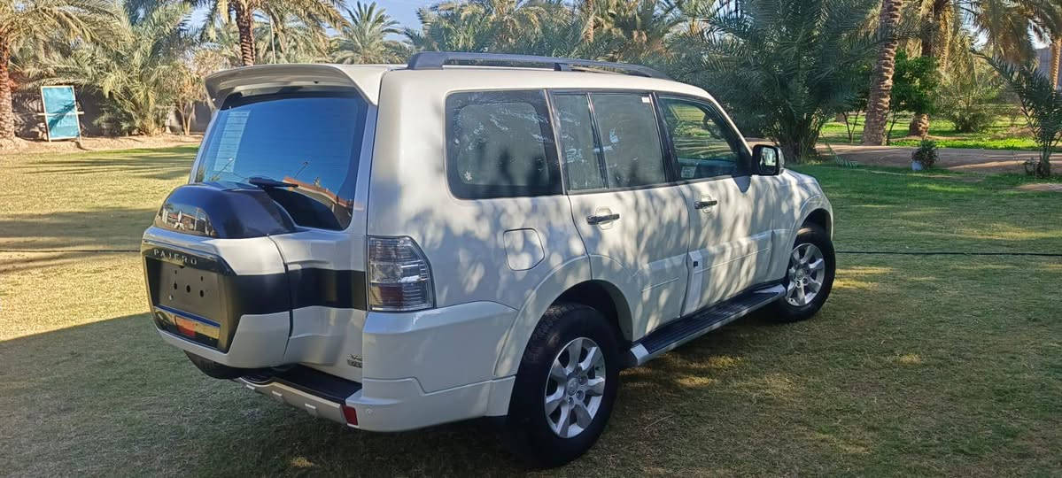 السلام عليكم للبيع باجيرو حبتور فول مواصفات 1/1
الموديل 2015 
رقم بغداد 
لون ابيض صدفي 
6 سلندر 
7 راكب 
دمام خلفي كشنات جلد + كهرباء والخ.......
السياره جديده مكفوله من الصبغ والبارد والتبديل ومكفوله حتى من الشخط 
السعر 190 وبيه مجال 
مكان السياره بابل / ***********
