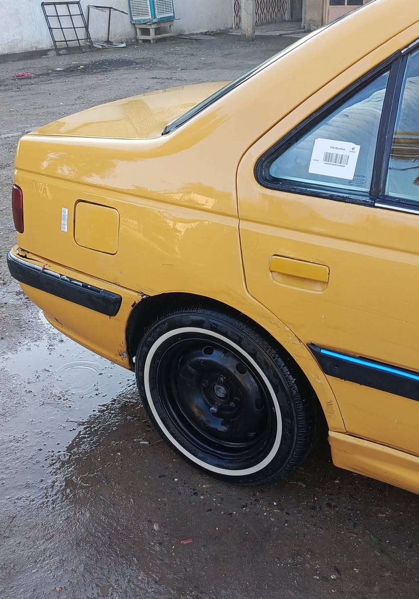 السلام عليكم 
بيجو بارس 2015 بغداد 
تخم تاير جديد خط ابيض
تبريد شغال 
حداديه جديدة
كير ومحرك فرنسي 
سنوية بشهر السابع تسقط 
بيهه طخات كما موضح بالصور 
والسيارة جاهزة من كلشي بس ناقصهة باتري لأن البيهه نص عمر 
عنواني بغداد الشعلة 
رايدهه ب33 وبيهه مجال للشراي 
للاتصال *********** 
شراي خابر وتدلل
