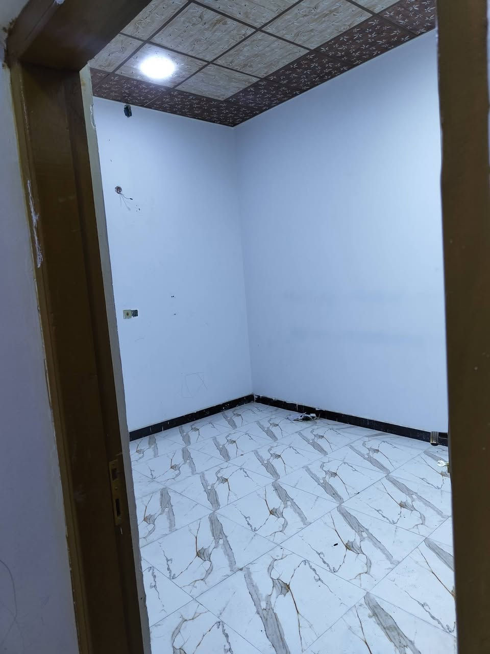 السلام عليكم بيت جاهز للبيع الموقع الجزيره شارع الصقر في البدايه مساحه 100 متر
شارع تبليط 10 متر موقع مميز يقع على شارعين عامات شارع اليوبه والغبي يحتوي على 3 غرف نوم مع صاله مع مطبخ مع ديوانيه حمامات داخليه وخارجي بناء حديث سطح ايزوكام بيت جاهز ماطور كيزر كهربائيات وغيرها البيت طابو صرف زراعي بأسم عراقي ساكنين بنفس المنطقه 
السعر 63 وبي مجال للشراي 
الاتصال على الرقم    ***********
