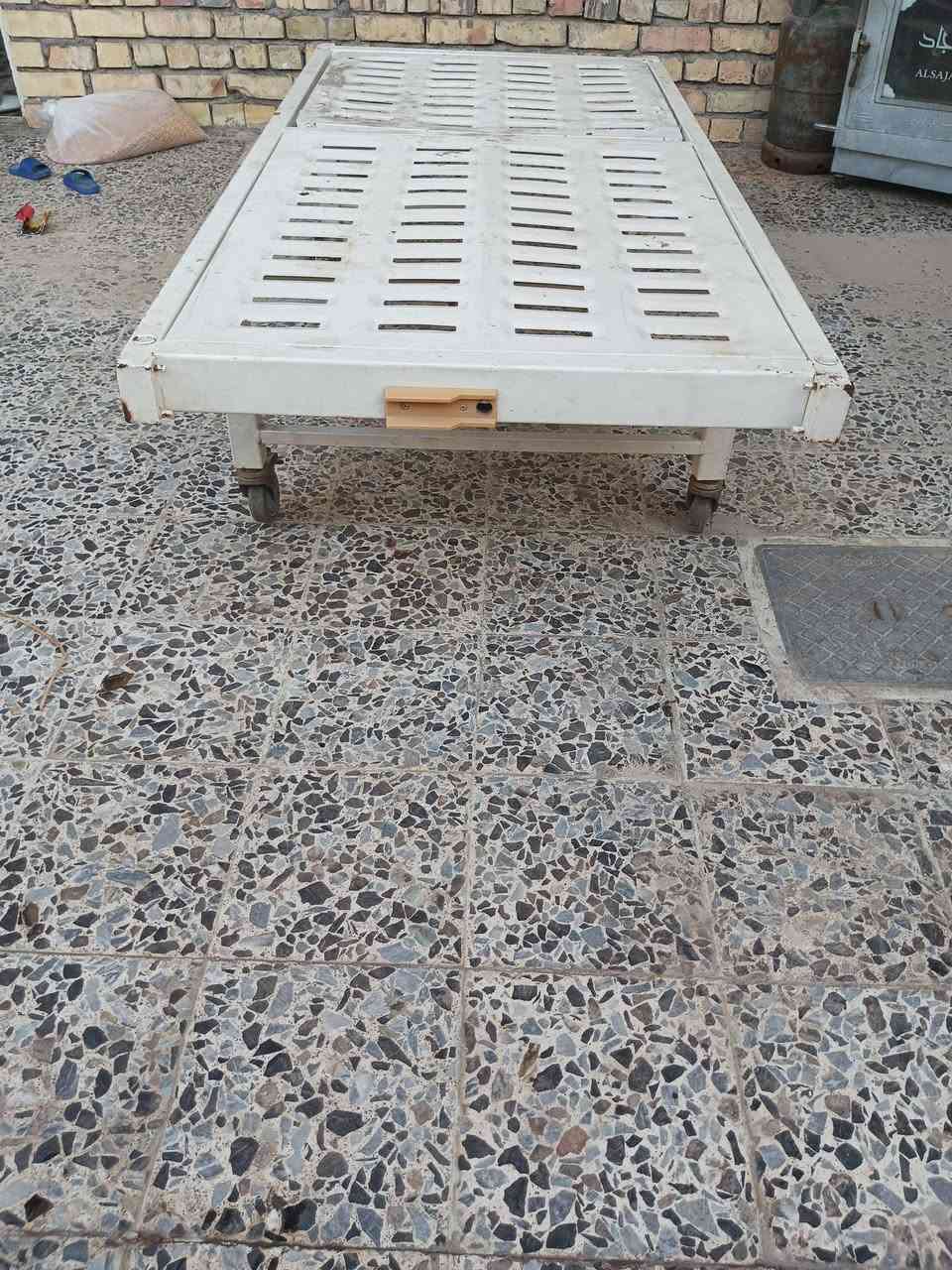 سرير متحرك للبيع بغداد الغزاليه سعر 30      ***********
