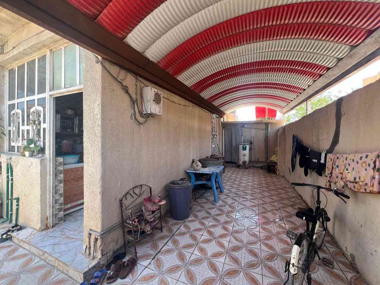 دار للبيع الموقع شارع 20 قرب مطعم ليث العماري الموقع ركن البيت مكون الطابق الاول غرفه وصاله واستقبال وحمام داخلي ومطبخ وصحيات خارجيه ايضا //الطابق الثاني غرفتين نوم وصاله البيت طابوك جمهوري / الاستفسار اتصل ع الارقام--***********-
