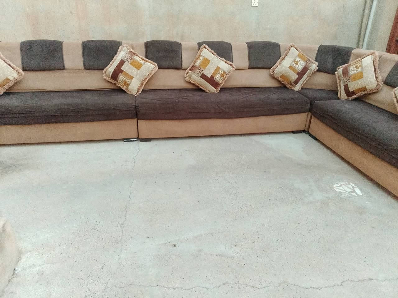 سلام عليكم اخوان عندي ديوان للبيع أسعر 125الف ابي مجال ديوان نضيف هذا رقمي للتواصل مع ***********

