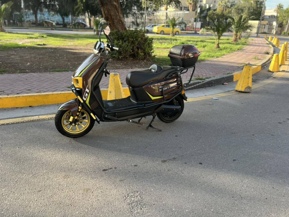 سلام عليكم شباب دراجه شحن البيع  سكنس شركته حسن ؤحسين GT استخدام 25 يوم فقط الله شاهد  كلها كامله مكمله كل نقص وعيب مابيها امانت الله  تجي مواصفات عالميه
دراجه وصلها مال المعرض موجود 

الموديل 2026 
النوع سكنس GT المدرع معروفه بمتانتها وقوتها  
البطاريات 6 كبيره
التحويلات.1.2.3.4
السرعه 75 حقيقي  
تشغيل عن بعد 
جهاز انذار السرقه 
بصمه 
تشغيل كارت 
سويجات 2
قفل ستيرن +قفل بصمه 
لونها كلش مميز 
كشن سياحي  VIb
نضام ABS
نضام USB
نضام R رجوع الخلف
مدرعه 360درجه 
جنطه خلفيه 
طارات جبلي 
بريكات دسكات دهن 
أطارت جوبلس 
لدات اماميه وخلفيه 
اسطابً لايت 
شاحنه ذات شحن سريع ويقاف ذاتي 
اشاير رباعيه 
 ملف كبير
اي استفسار اتصال 

***********

مكاني بغداد
