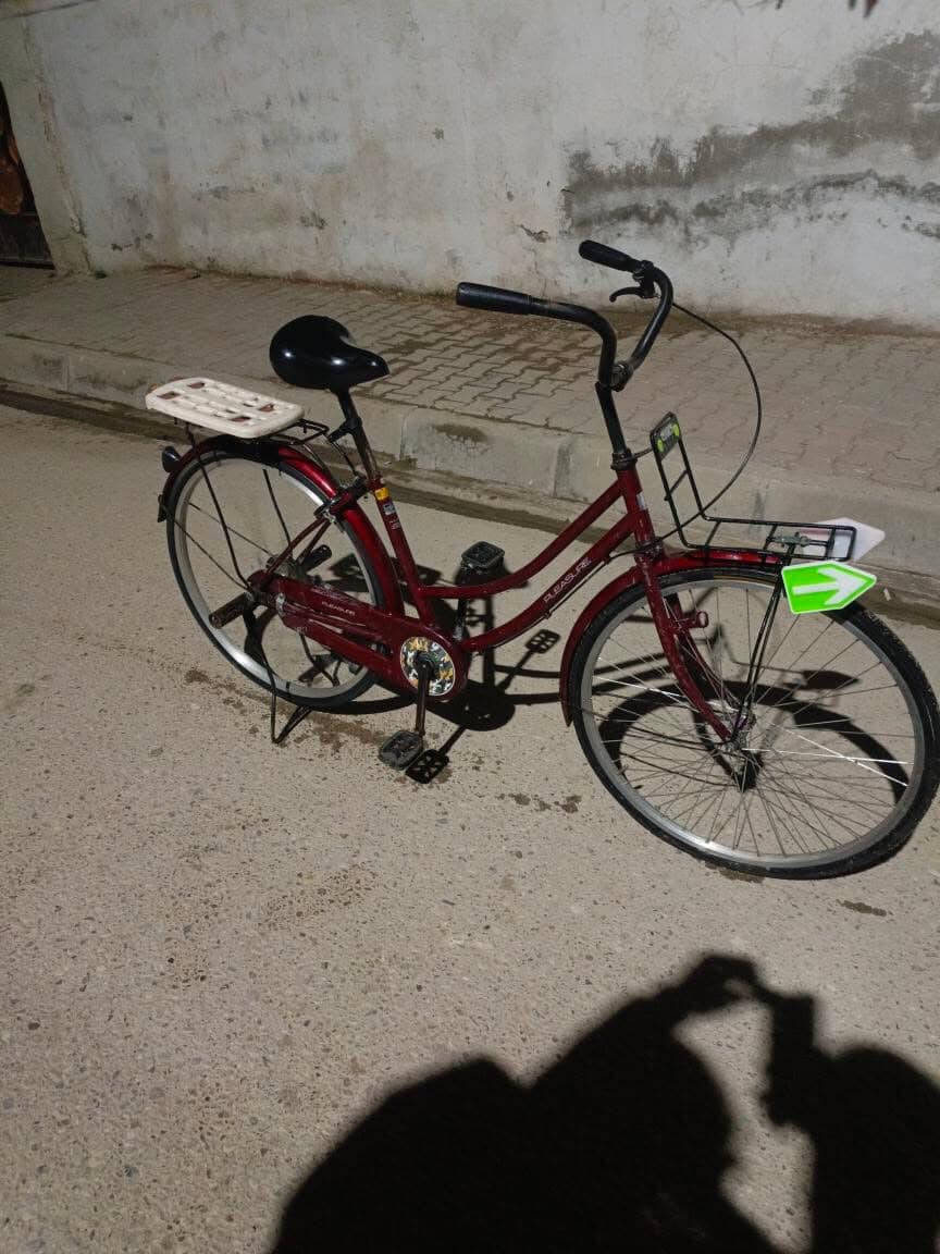 السلام عليكم بايسكل للبيع الحجم 26نضافة 90 بل مية السعر 75 و بي مجال ‭0778 392 6502‬
