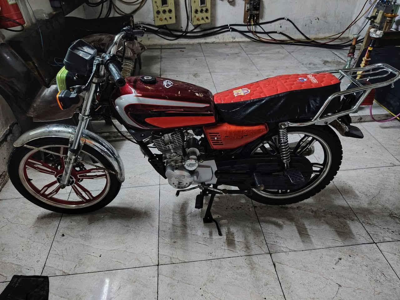 دراجة للبيع موديل 21وراق كمرك عوزهة بس ريط كهربايات السعر 450وبيهة مجال شي بصيط


**إذا كنت صاحب هذا الإعلان وتريد حذفه لأي سبب، رجاءا أرسل رسالة إلى الدعم الفني**