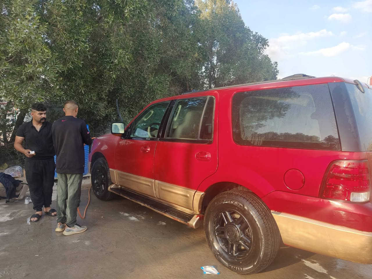 السلام عليكم فورد اكسبديشن 2005 للبيع سياره جاهزه نقصهه بس تبريد كمبريسر جديد رقم  عنوان بابل السعر 65 بيع مستعجل ***********
