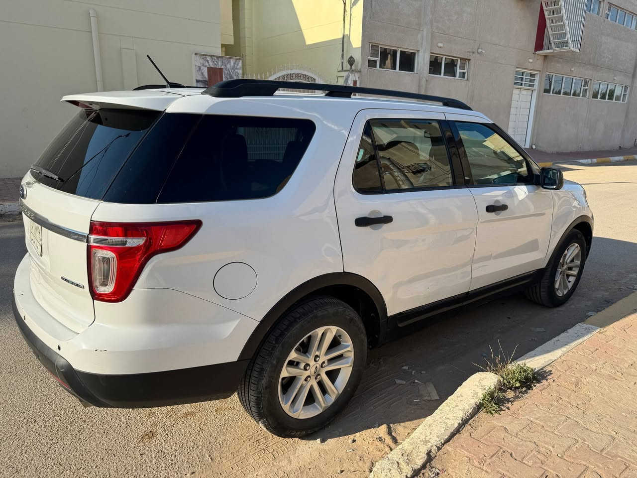 السلام عليكم 
فورد اكسبلور للبيع مديل 2013 وارد
حادثها بنيد تبديل بلادي وباب الخلفي مصبوغ 
وشبر بقبق الجنطه  فقط
رقم بغداد سنويه جديده مواصفات الاعتياديه
سياره استخدام شخصي على ايد وحده 
السعر 140 وبي مجال 
***********
