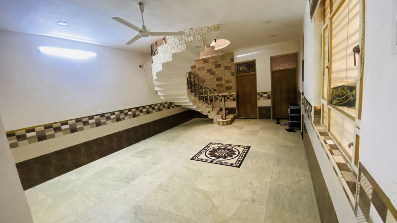 بيت للبيع طابو ملك صرف البلديات  اول فرع على شارع المصرف شارع عريض قرب مدرسه السجاد مساحته 240 متر 8 واجه طابقين ونص بناء حديث يحتوي 8 غرف نوم اربع سويتات داخل الغرف عدى الخدمات بكل طابق اربع بلكونات الاستفسار اكثر واتساب ***********
