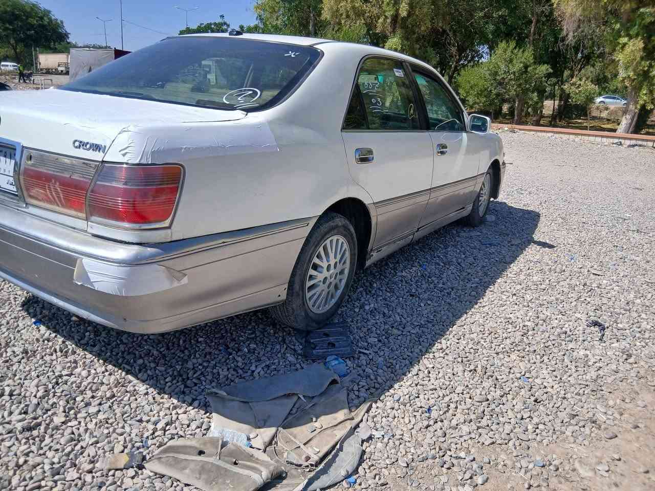 مەلیڪە بڕاوە
٢٠٠١ 
vvt
سەیارەکە بەس گێڕی تەواو نیە
کێشەشی نیە بۆ ڕۆشتن
مەکینە هەڵمی دەمیشی نیە تەقەو ڕەقە هەموی بەشەرت
سەیارەکە جایزە 
قفڵ قفڵ ٢٥ گڵا 
لەکەلارم
***********
