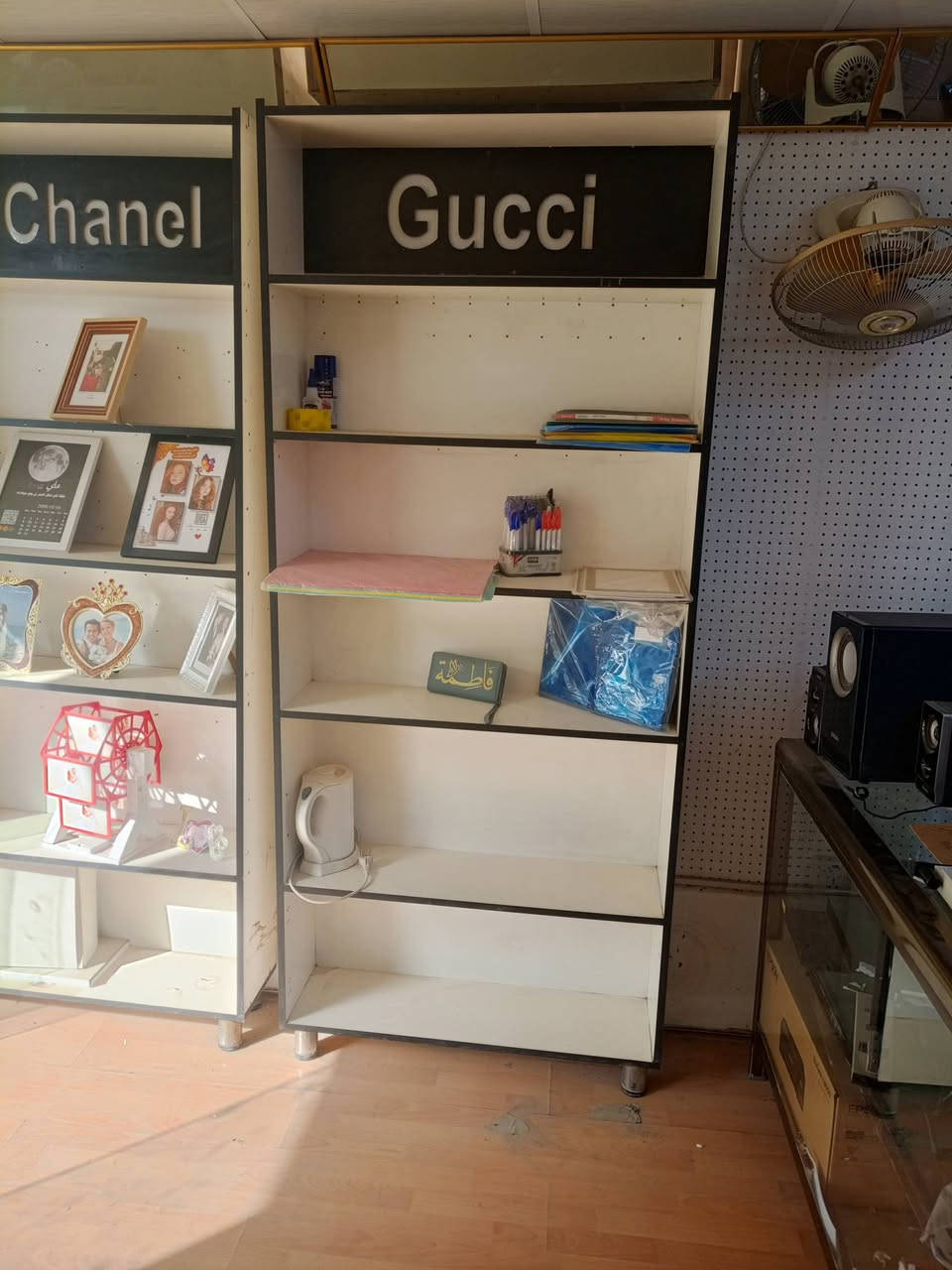 سلام عليكم فاترينات عدد 2 تسكام قياس مترين وعشرين ×متر مكان بغداد متوفر توصيل السعر السعر 150الف نضافه موضحة بالصورة ***********
