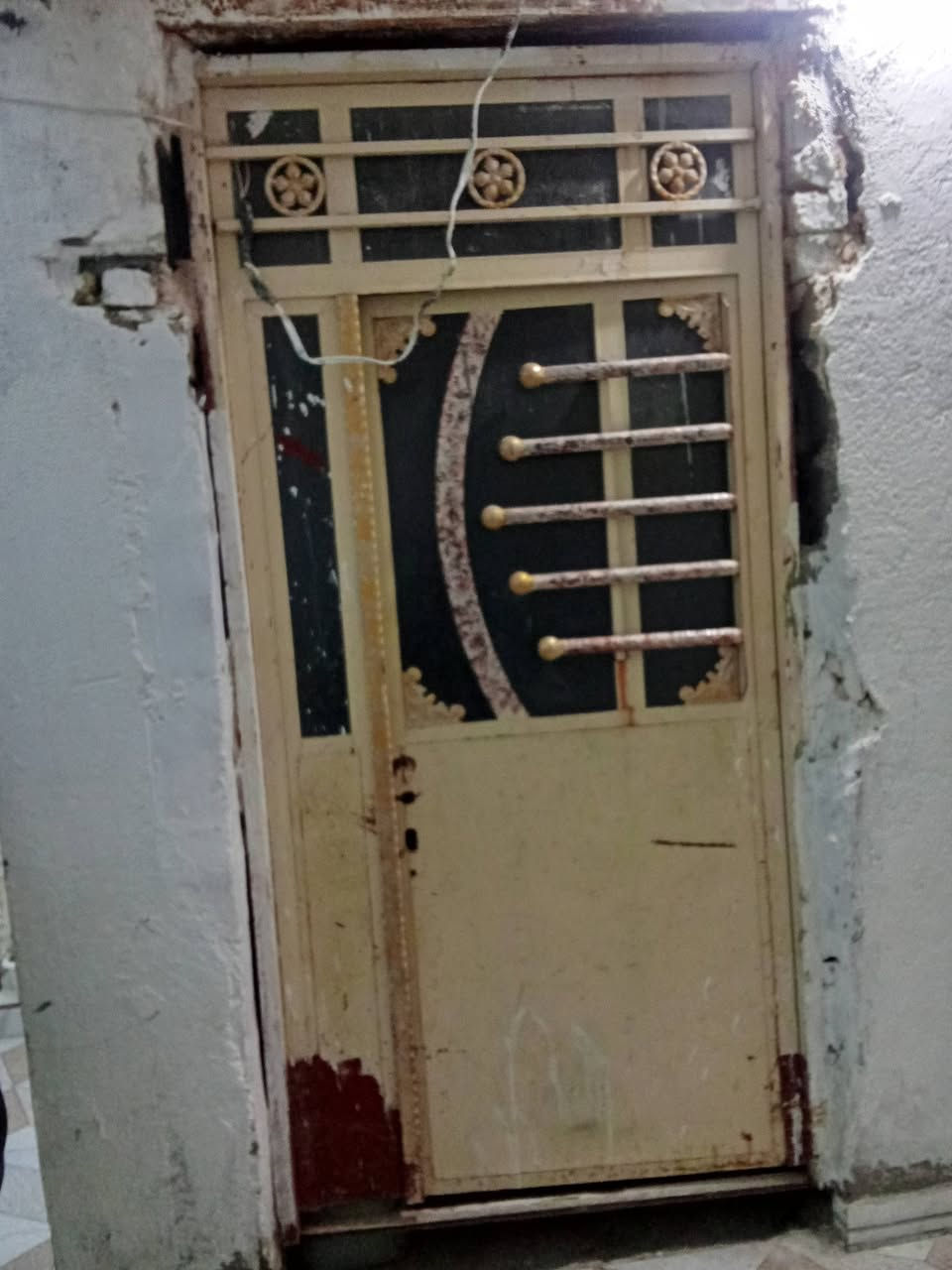 سلام عليكم باب فرده وربع باب المنيوم للبيع ***********
