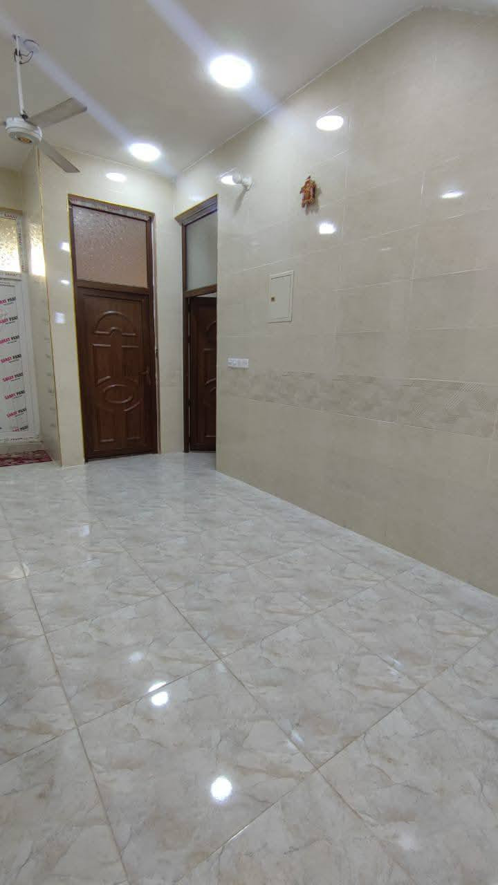 دار للبيع (طابو زراعي سند 25) بناء حديث 2024 المساحة 215 متر/غرفتين+صالة+ صحيات داخلية+استقبال+ مطبخ +گراج + صحيات خارجيه + ممرات جانبيه+حديقه/ الموقع حي الزهراء حي شمر خلف بيت احمد ستار الفيتر ( السعر 85 ) على شارع 8 متر. للاستفسار الاتصال على ***********
