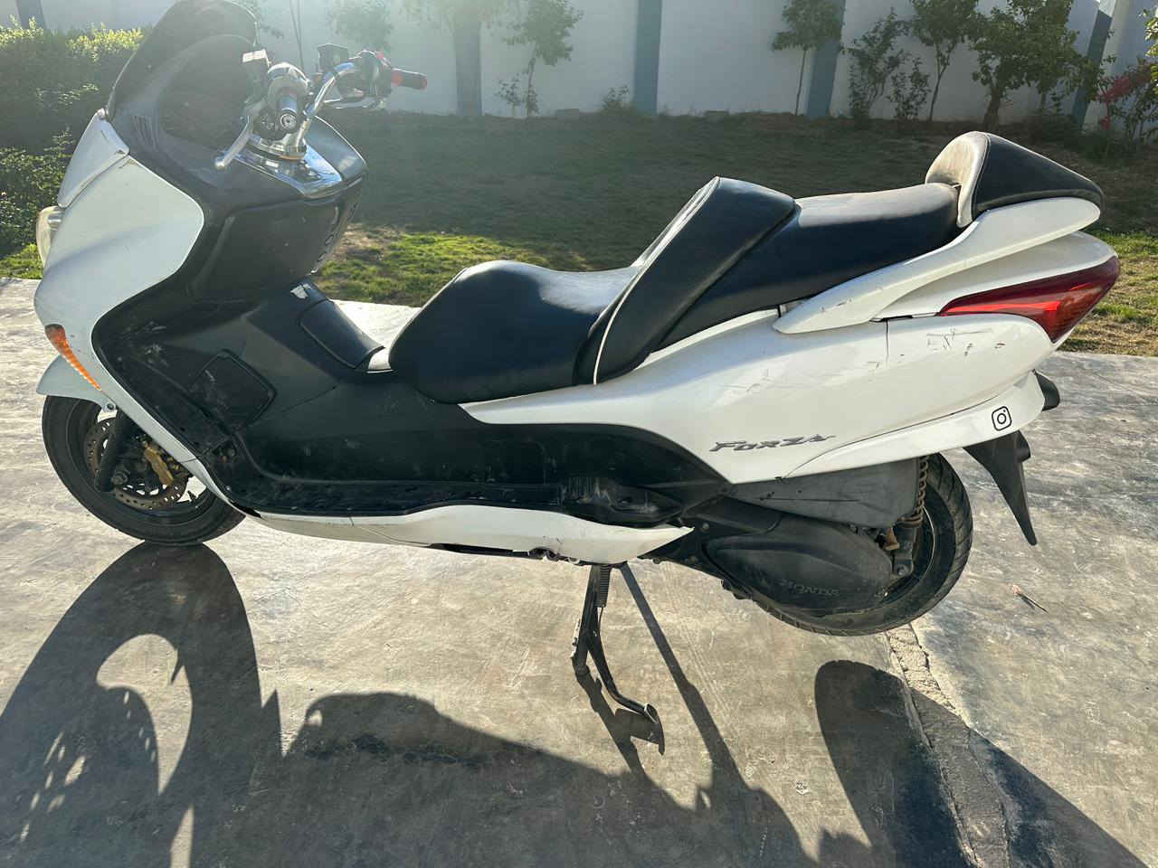 سلام عليكم فورزه 0/8البيع مكفوله مكينه بس كير عادي ملغي  العنوان ديالى شهربان ***********
