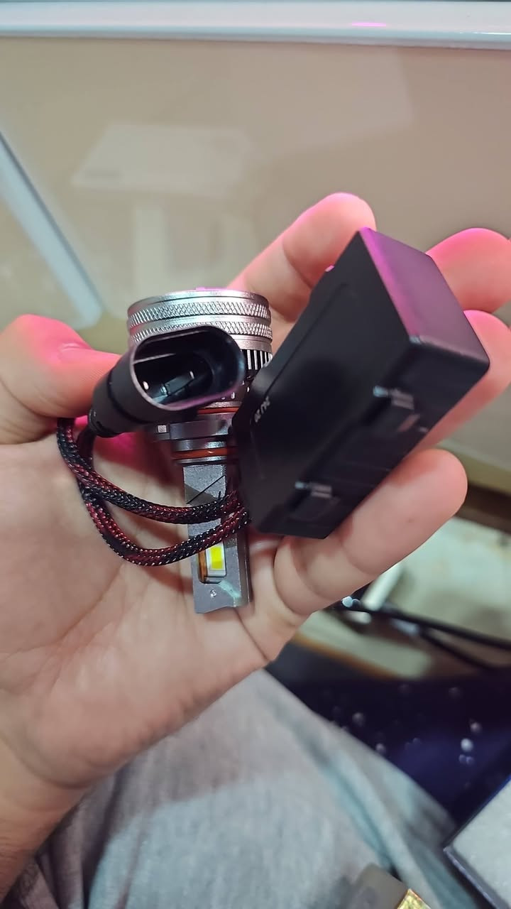 السلام عليكم
LED يتميز بتبريد سريع ومروحة مدمجة.
​القوة: إضاءة أقوى بنسبة 400% ومدى يصل إلى 500 متر.
​التوافق: يعمل على السيارات الصغيرة (12V) والشاحنات (24V).
​اللون: أبيض ثلجي (6000K).
​المميزات:
​Mini Size: حجم صغير يسهل التركيب في أغلب السيارات.
​Canbus: لا يسبب ظهور رسائل خطأ.
​Plug & Play: تركيب مباشر بدون تقطيع أسلاك.
​عمر طويل: يدوم بنسبة 300% أكثر من اللمبات العادية
يتوافق مع مقبس دوج جورني العالي 9005 (HB3)


**إذا كنت صاحب هذا الإعلان وتريد حذفه لأي سبب، رجاءا أرسل رسالة إلى الدعم الفني**