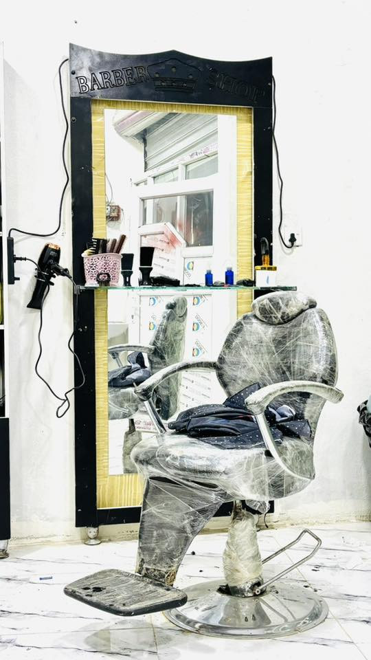 السلام عليكم اغراض محل للبيع مرايتين مع مرايتين خلفيه مع عدة حلاقه مستخدمه اسبوع +كرسي حلاقه تواصل على رقم حصرا 

‭0774 257 2186‬
