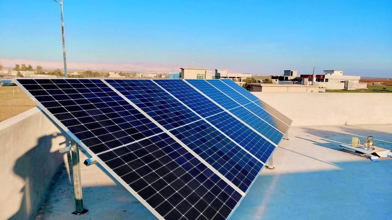 🔋 إنجاز جديد لمكتب روژ للطاقة الشمسية في #بايبوخت 
🗓️ الاحد 4_1_2026
بفضل الله وبدعمكم المستمر، يسرّ مكتب روژ للطاقة الشمسية أن يعلن إكمال مشروع تحويل منزل خليل ابو يونس  #بايبوخت    إلى منظومة طاقة شمسية متكاملة توفر كهرباء مستقرة على مدار الساعة 🌞، مع نظام تشغيل وإدارة كامل عن بُعد.
🚀 مواصفات المنظومة المنجزة:
🔸 ألواح شمسية 600 واط × 6– ضمان 12 سنة – شركة Allolla 
🔸 بطاريات ليثيوم 15 كيلوواط × 1 بسعة 300 أمبير – ضمان 5 سنوات 
🔸 إنفرتر 6500 كيلوواط – قطعة عدد 1  – شركة Viva – ضمان 3 سنوات 
🔸 قدرة تشغيل مستمرة:
    • نهاريًا: 12 أمبير
    • ليليًا: 15  أمبير
🔋 استغناء تام عن المولدة
يأتي هذا الإنجاز ليؤكد التزام مكتب روژ للطاقة الشمسية بتوفير حلول طاقة متجددة موثوقة وآمنة تلائم المنازل والمشاريع التجارية على مدار الساعة، مع أعلى مستويات الجودة.
🌍 عناوين المكاتب:
📍 بعشيقة – حي الربيع – قرب كافتيريا الربيع
📍 شيخان – مفرق شيخان – قرب مطعم عنتاب
📍 سنجار – سنوني
📞 للاستفسار والتواصل:
المهندس قيدار: *********** – ***********
سلام سلو: *********** – ***********
📲 تابعونا على صفحة مكتب روژ للطاقة الشمسية لمشاهدة المزيد من الإنجازات والتحديثات.
#الطاقة_الشمسية #مكتب_روژ #طاقة_نظيفة #نينوى #العراق #بعشيقة #شيخان #سنجار #دهوك #الموصل #طاقة_متجددة #الاستدامة #روژ_تبدع #باعذرة #كوردستان #جامعةموصل #مهندس #كهرباء #موصل #اربيل #دهوك #عقره #سميل #شاريا #شيخان
