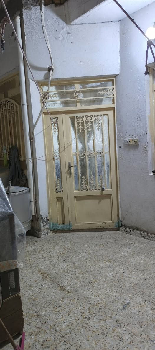 سلام عليكم عندي هاذه البيت للبيع المساحة ١٢٥متر الأساس صب كونكريت والسقف عكاده بناء طابوك كله والطابق الثاني هيكل بعده ماكامل بناء فرمستون الأرضية كاشي كل البيت وسيراميك يحتوي البيت على غرفه وصاله وستقبال ومطبخ وصحيات وطارمه البيت نظيف وحلو ومرتب السعر ٦٠وبيه مجال لطيبين الاستفسار أكثر الاتصال على الرقم ***********
