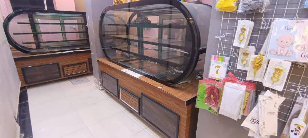 عارض حلويات وبراد كيك عدد ٢ للبيع
رقم ***********
