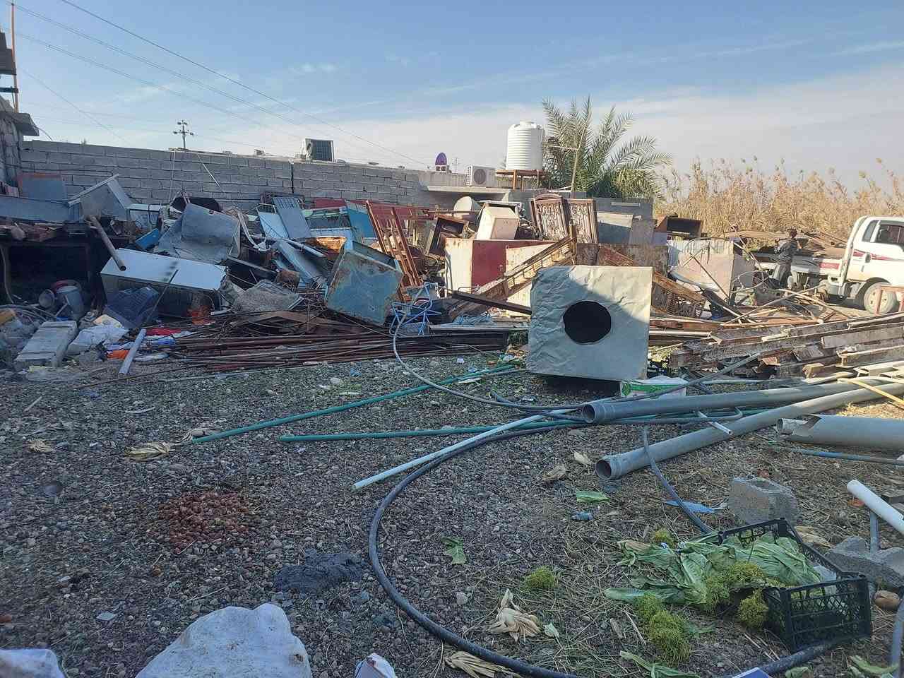 ~ بـسم الله الرحمـٰن الرحـيم~
السلام عليكم اخوان نشتري كافة الحديد والشيلمان والبيوت التفليش والخ... العنوان :- اطراف بغداد منطقة ابراهيم بن علي . 
الارقام  اثير ***********
كورك ***********
