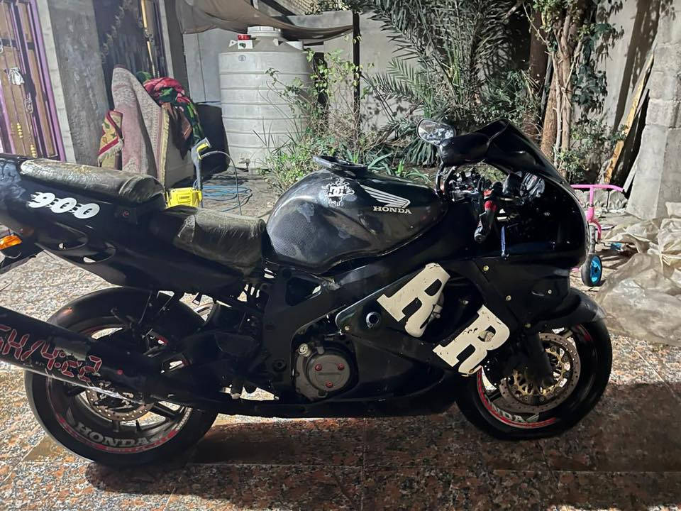 سلام عليكم
CBR 919 
مكينة 919 السرعة 300 الدراجة للبيع اوراق كامله نضيفة بس يرادله ترتيب كهربائيات والمكينة مبدل فقط زنجيل 
بس اني ابيع كوم حديد حالياً طافيه 
#مكاني بغداد الشعلة
#رقمي ***********
#السعر 1600 وبيه مجال بسيط يعني مليون و 600 الف
