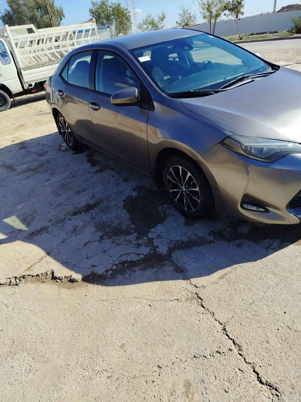 السلام عليكم كورلا موديل 17  رقم اربيل هزه وفحص وسنويه جدد بأسمي شرط التحويل   السياره سونارها مرفق قطعه تبديل باب خلفي بافي الصفحه فقط صبغ جاملغ خلفي معجون قليل كدامك السونار وسحب شاصي يمين قليل جدا    *********** سعرها 115 ومجالها قليل
