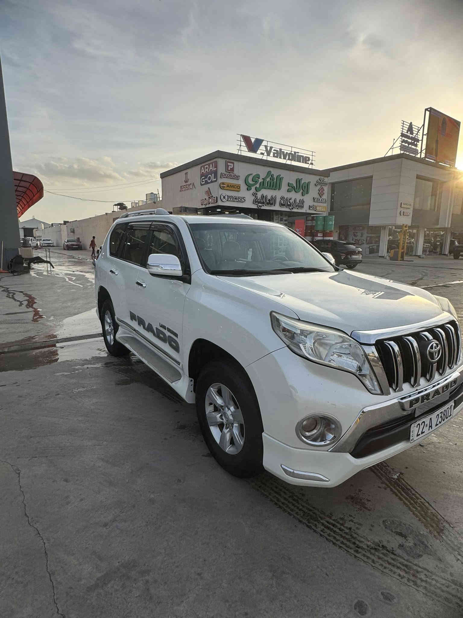 برادو 2015
محرك ٦ سلندر
ماشية ١٣٠ كيلو
كويتي دبل تانكي 
السيارة نظيفة ما شاء الله كلين  من ناحية الصبغ والبارد
فقط كم ملاحظة 
مكان السيارة الموصل 
السعر 340$
***********
