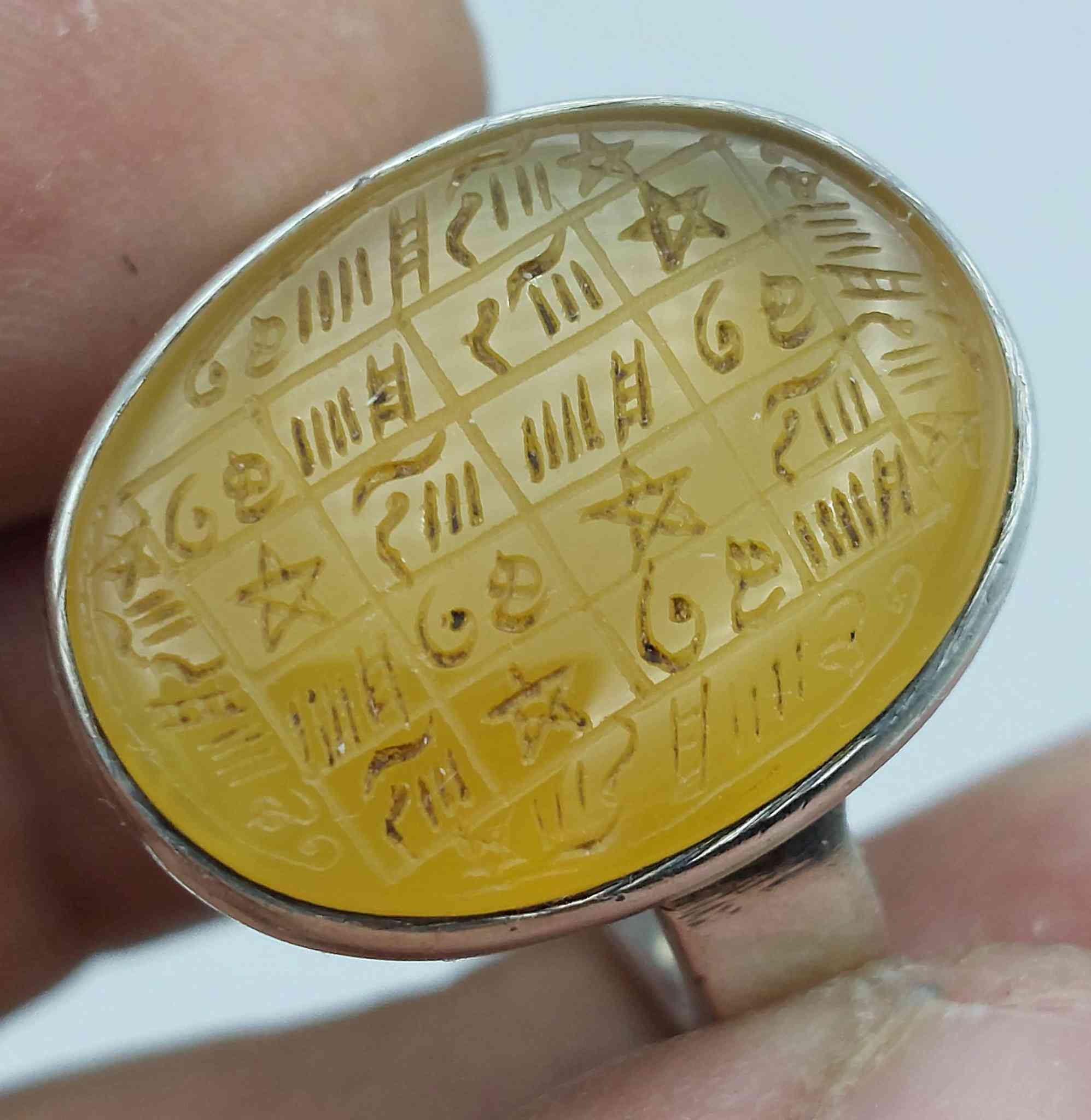 خاتم عقيق يماني اصفر شرف الشمس منقوش مسبع السليماني و طلسم شرف الشمس صياغة يدوية قياس 23 بغداد ***********
